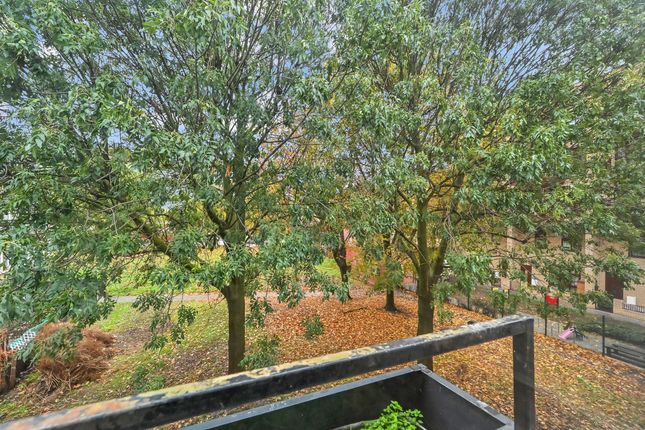 72 Cornwood Drive, London photo 4