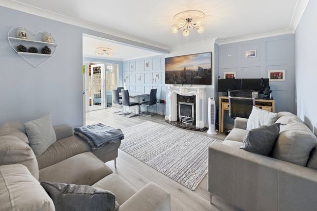 8, Weelkes Close, Stanford-le-hope photo 3