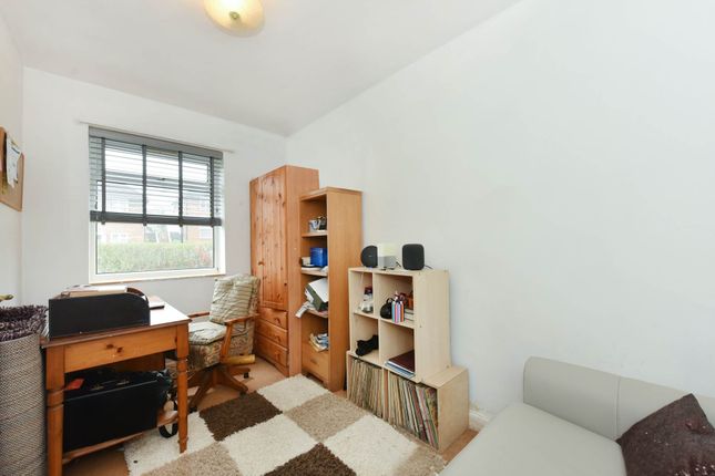 Flat for sale in Cavendish Avenue, London