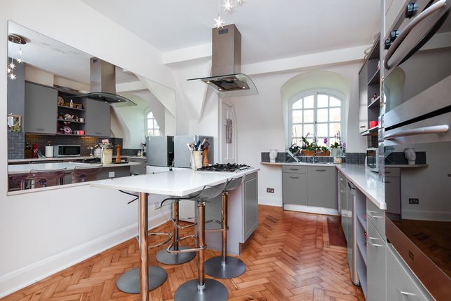 Flat for sale in South Square, London
