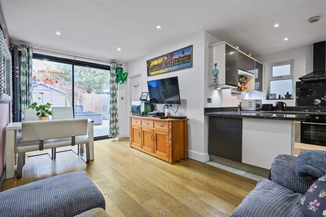 Flat for sale in Mayfield Gardens, London