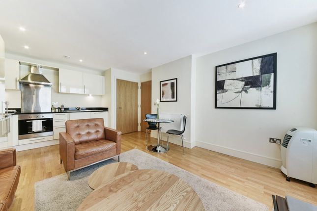 Flat 102, 38, Cobalt Point, Millharbour, London photo 4