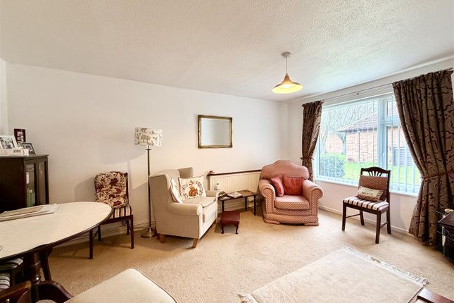 45, De Montfort Close, Loughborough photo 3