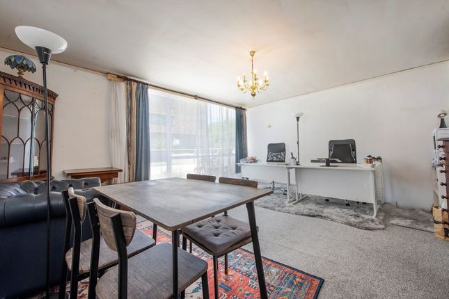 Flat 42, Foundling Court, Brunswick Centre, London photo 3