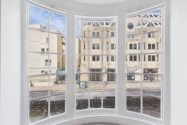 2-bed flat on Flat 3, 28-29 Western Road, Hove, £1,550/mo
