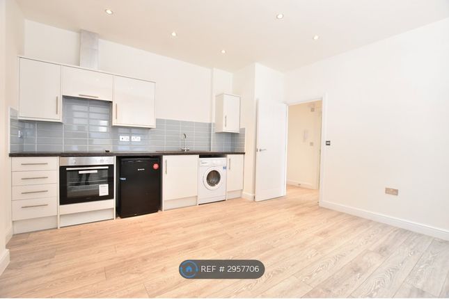 Flat  The Compasses, Farley Hill, Luton photo 2
