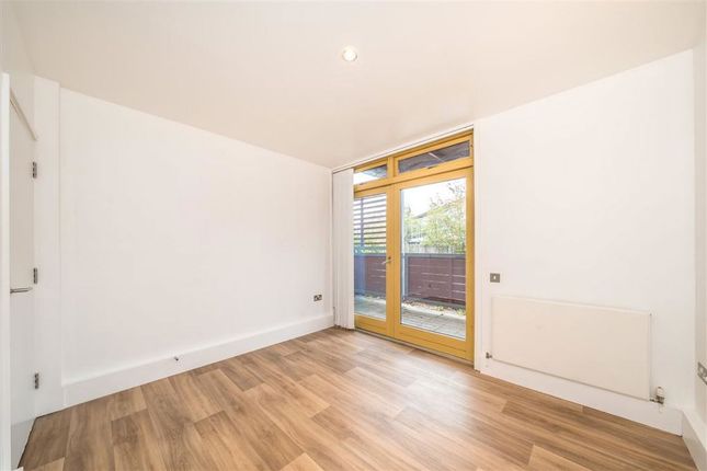 Flat 1, Edison Court, Schoolbank Road, London photo 4