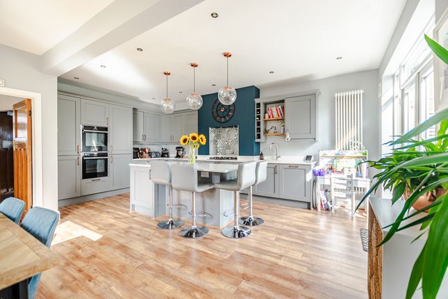 15, Bentcliffe Drive, Leeds photo 4