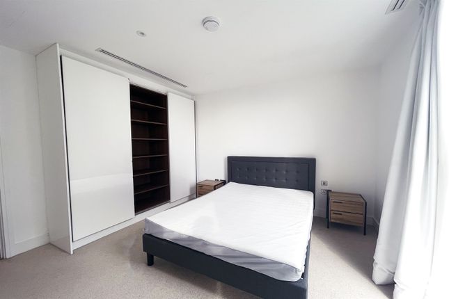 Flat to rent in Harbour Way, London
