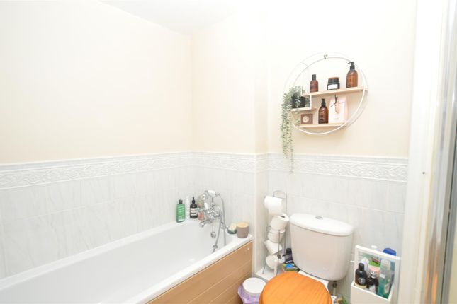 Flat for sale in Fyffes Court, Fishponds Road, Hitchin