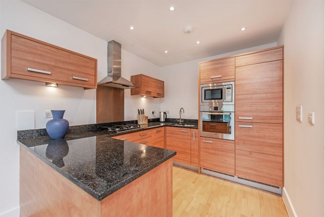 Flat to rent in Ellesmere Court, Fulham Road