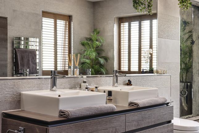 Luxury Ensuite Bath/Shower Room