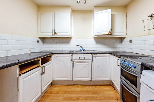 Flat for sale in London Road, Northampton
