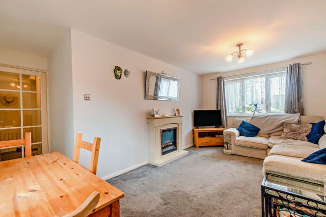121, Courtlands Close, Watford photo 4
