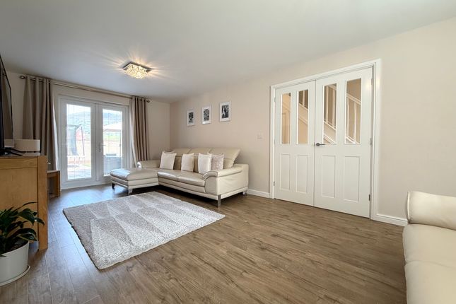 19 Coed Duffryn, Aberdare photo 3