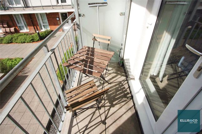 Flat 10, Holdsworth Lodge, 66, Lankaster Gardens, London photo 4