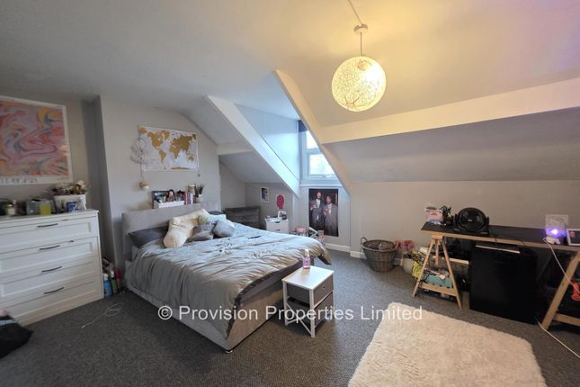 6-bed terraced on Cliff Mount, Woodhouse, £2,730/mo