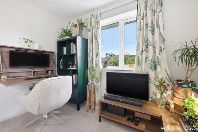 16, Beaufort Close, London photo 4