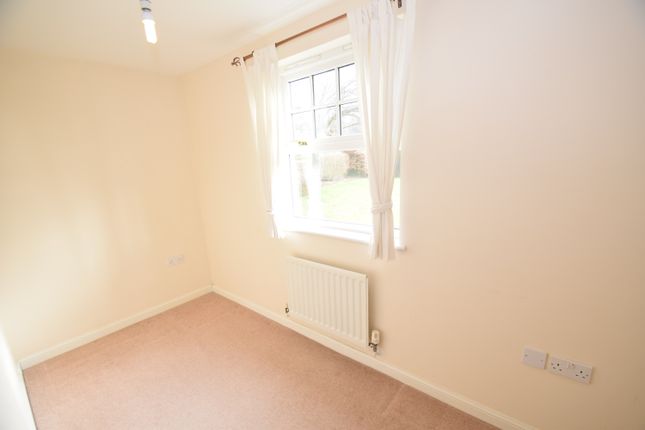 Flat to rent in Hughenden View, Shrubbery Close, High Wycombe, Buckinghamshire