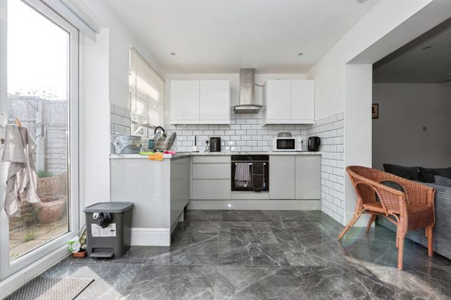 4, Giffordside, Grays photo 4