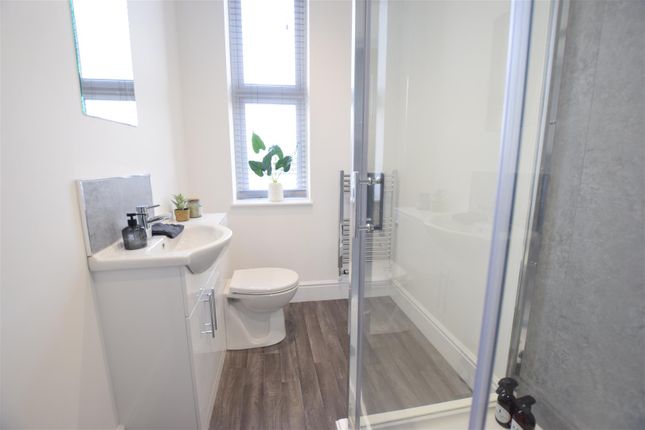 Apt 9 Bathroom.Jpg
