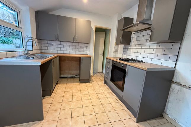 30 Hanbury Road, Pontypool photo 3