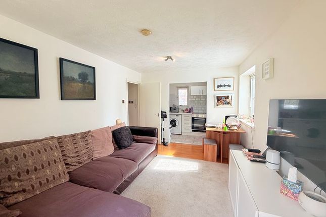 Flat 2,50, Adrienne Avenue, Southall photo 2