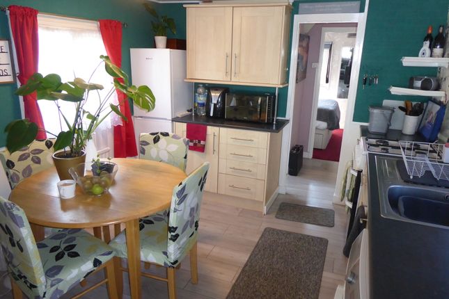 11, Rose Park, Row Town, Addlestone photo 2