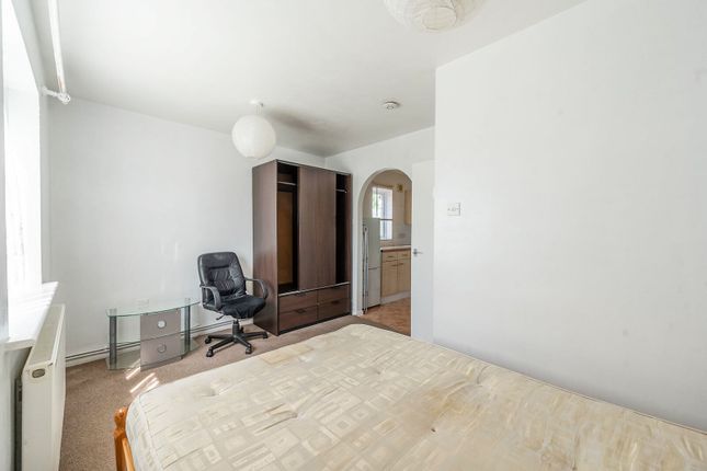 Badgers Close, Harrow photo 4