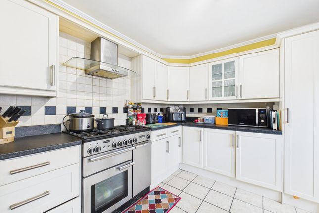10, Gables Avenue, Surrey photo 4