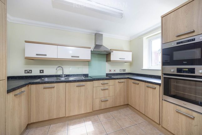 40 The Firs, Firs Close, Esher photo 3
