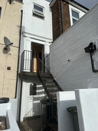 Flat to rent in Stanstead Road, London
