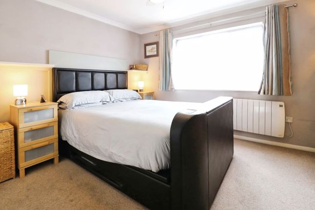 Flat for sale in Common Road, Langley, Slough