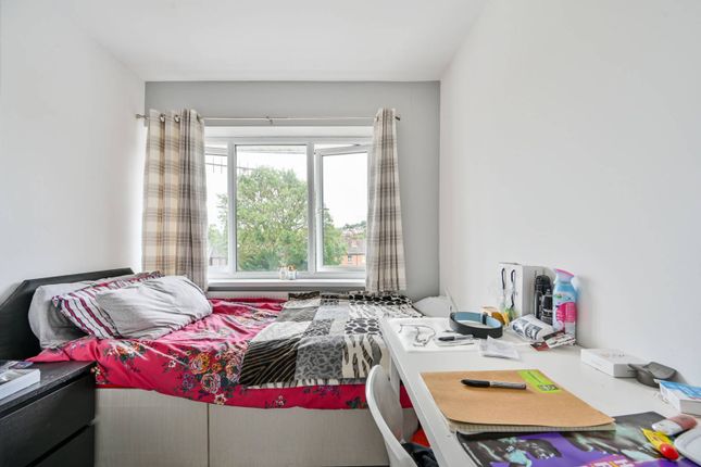 Flat for sale in Guildford Park Avenue, Guildford