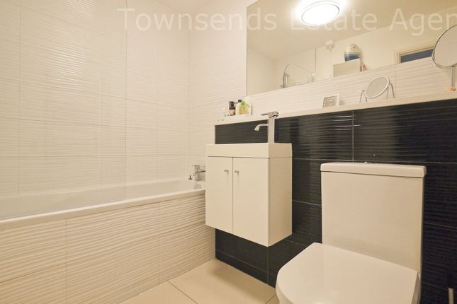 348, Redford Close, Feltham photo 4