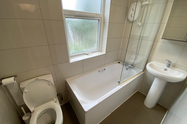 5 HPT TF R5, Top Flat, Room 5, 5 Hyde Park Terrace, LS6 1BJ, Leeds photo 2