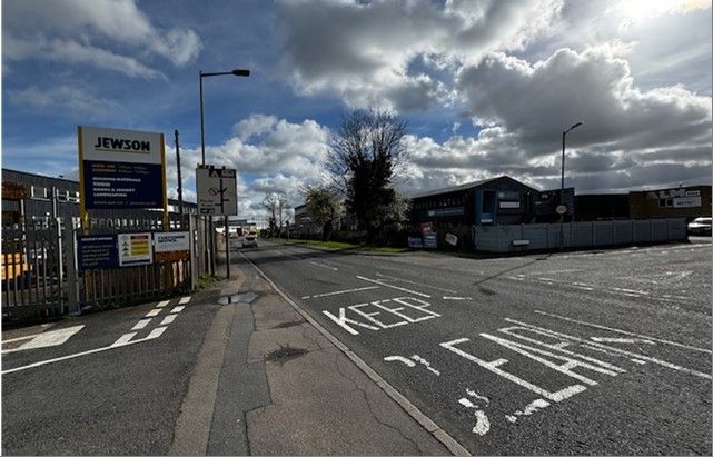 Warehouse to let in Geddings Road, Hoddesdon