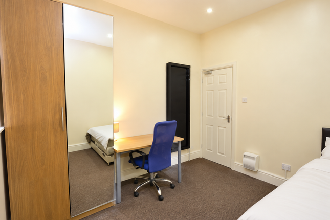Room 3, 5 Carlton Road, Salford photo 3