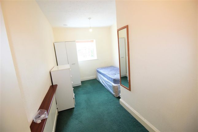 Flat to rent in Heath Court, Park Road, Uxbridge