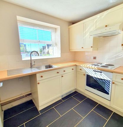 25 Merlin Close, Grays photo 4