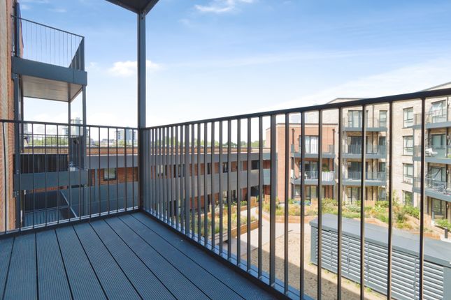 Flat 301/Wilcox House, 3 Vousden Grove, London photo 4
