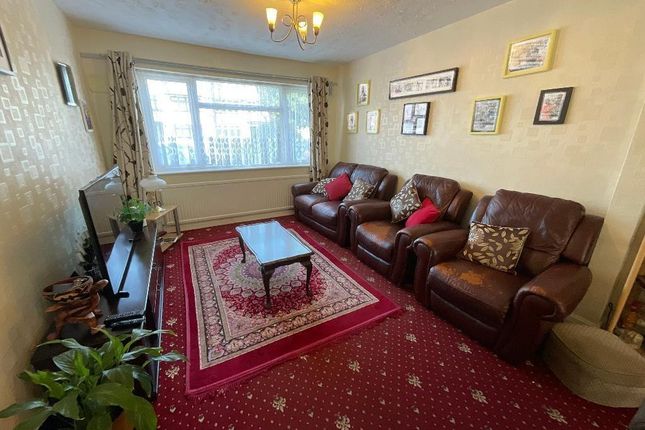 12 Maybank Avenue, Hornchurch photo 2