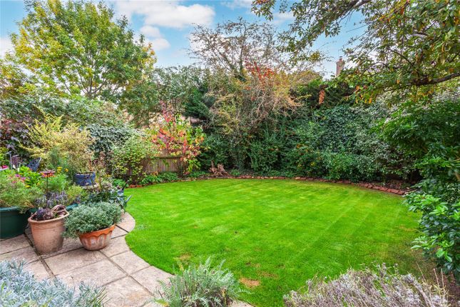 27, Harrison Close, Berkshire photo 2