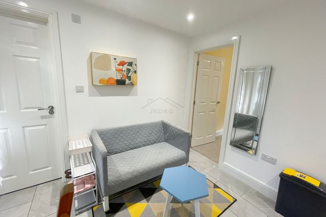 gardenroom02, Derwent Avenue, Kingston Vale photo 2