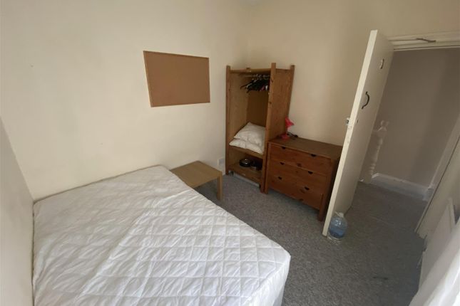 Room to rent in Castle Buildings, Forest Road, Treforest