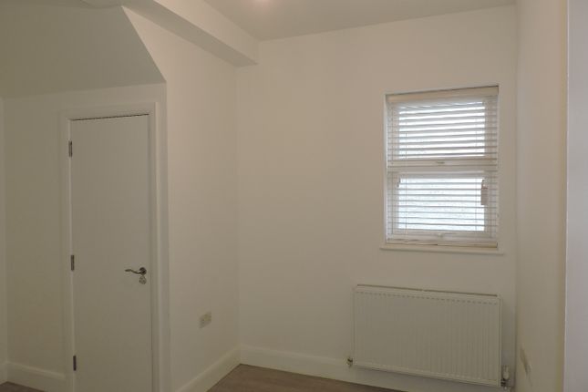 Duplex to rent in Sydney Grove, Hendon, London