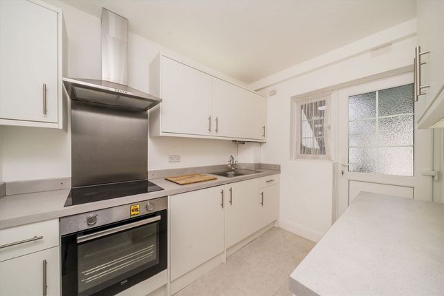 6 Wentworth Court, St. Mark's Hill, Surbiton photo 4