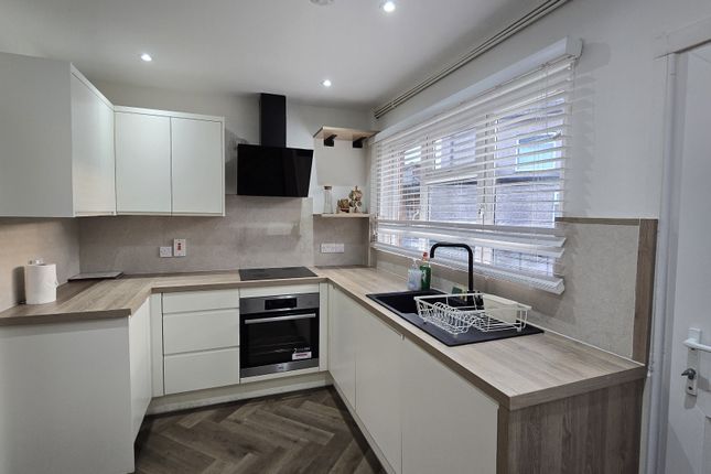 Lndn-Fry296 - 40 40,, Fryent Grove, London photo 2