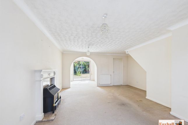 16, Mount Drive, Ipswich photo 3