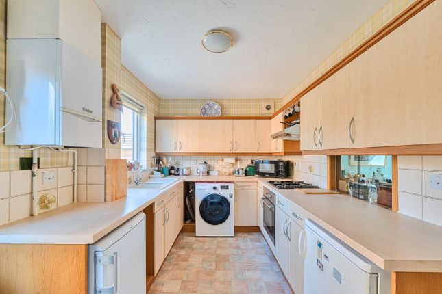 3, Charing Close, Ringwood photo 3